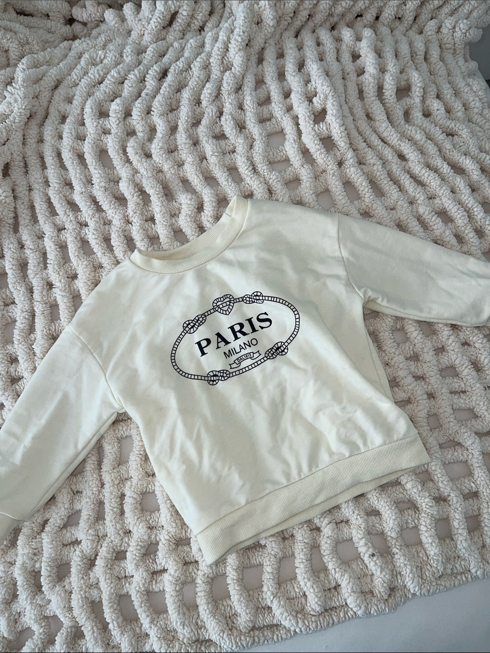 🎀🤍Paris Milano Cream Kids Sweatshirt 4T- never worn!🎀🤍